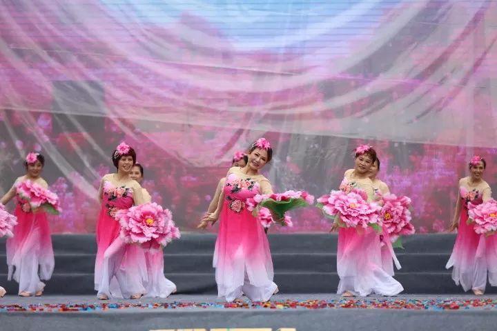 奔驰车插队引擎盖被砸出坑？当地公安回应